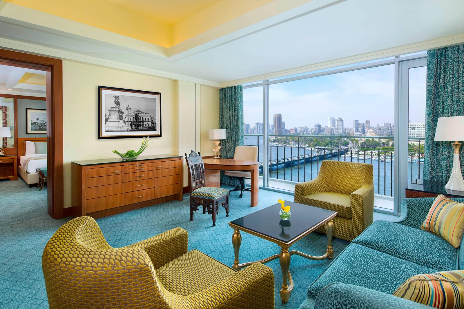 開羅尼羅河麗思卡爾頓酒店 Executive Suite 的客廳與尼羅河景