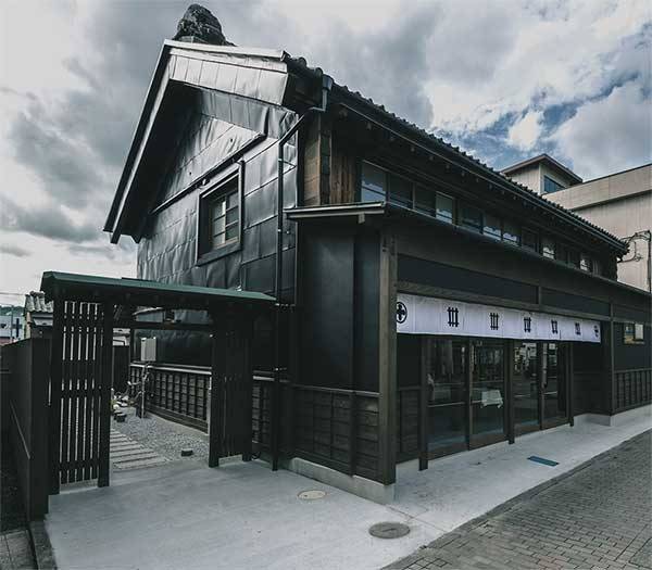 NIPPONIA 秩父 門前町所在的秩父神社參道街景
