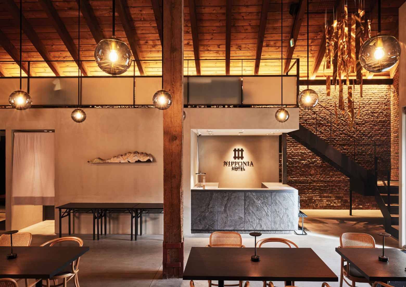 NIPPONIA HOTEL 函館 港町紅磚牆的用餐空間