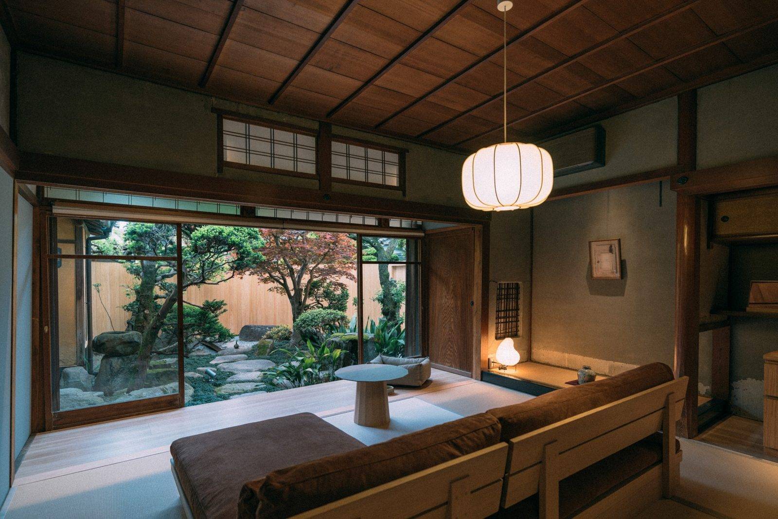 NIPPONIA HOTEL 伊賀上野 城下町面向庭園的和式起居空間