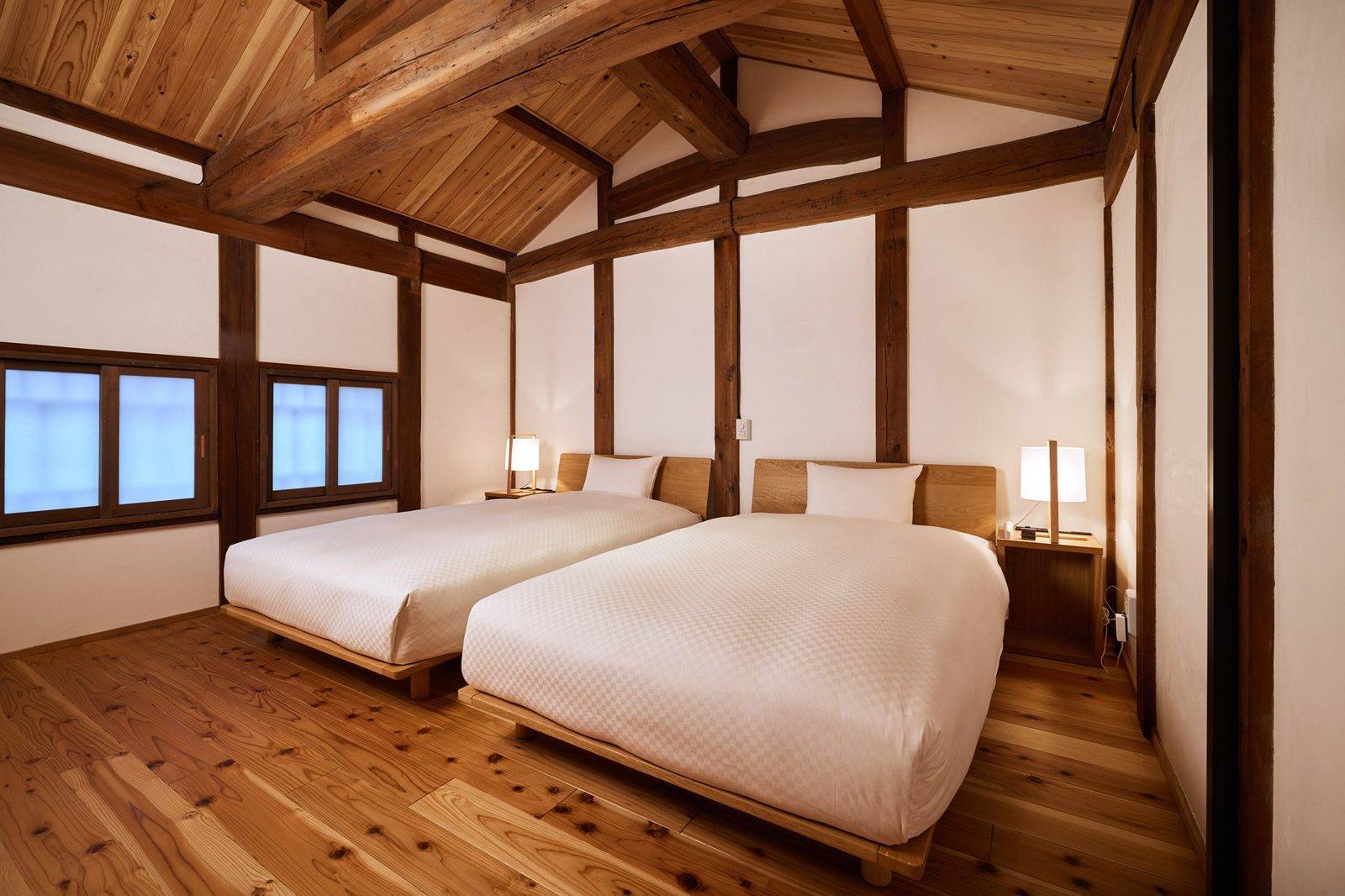NIPPONIA HOTEL 竹原 製鹽町木梁屋頂下的雙床客房