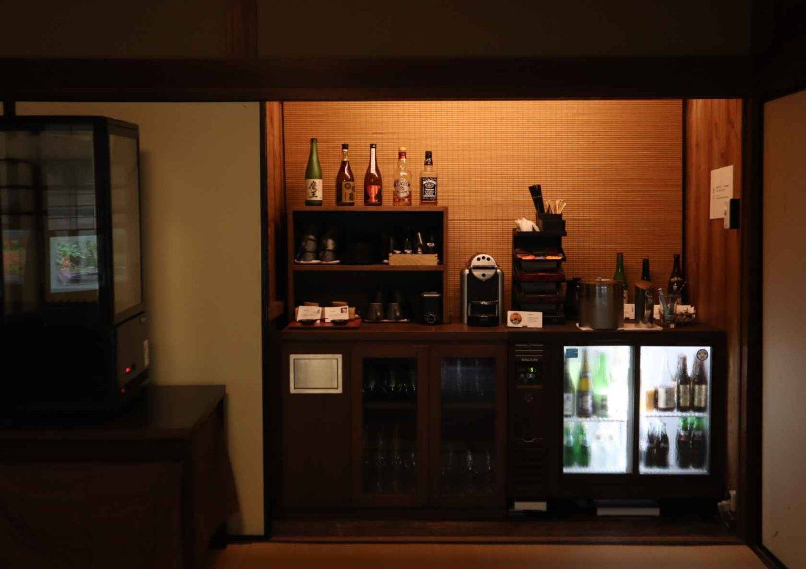 NIPPONIA HOTEL 竹原 製鹽町擺滿酒瓶的住客休息室