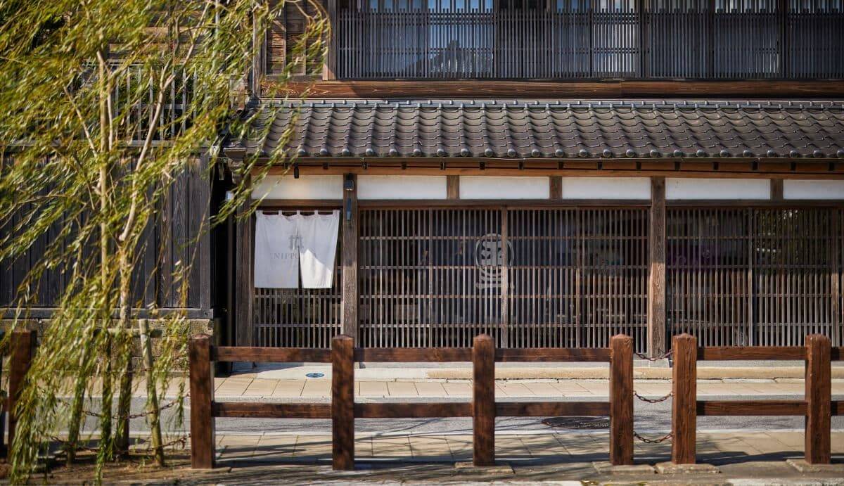 佐原商家町飯店 NIPPONIA小野川邊柳樹下的商家