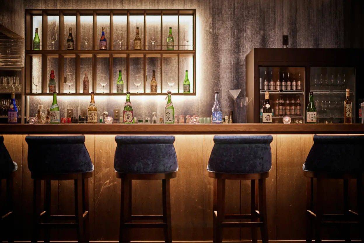佐原商家町飯店 NIPPONIA擺滿酒瓶的品飲吧台
