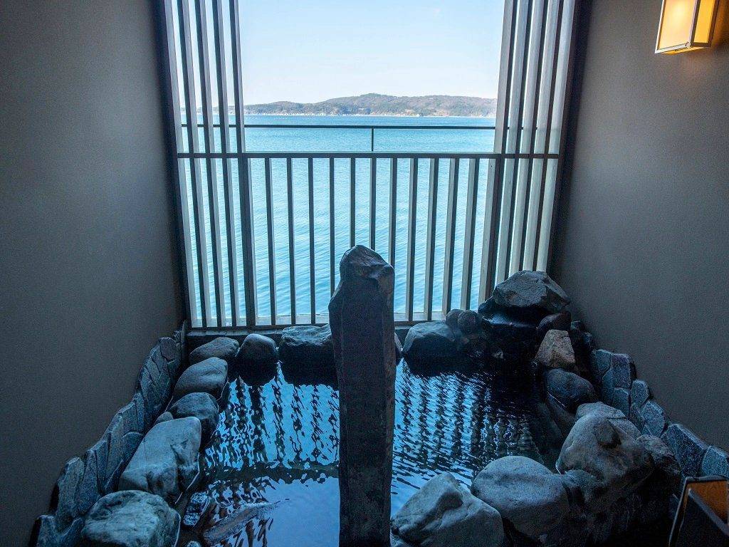 能登 海舟貸切露天風呂「石乃音」的岩風呂