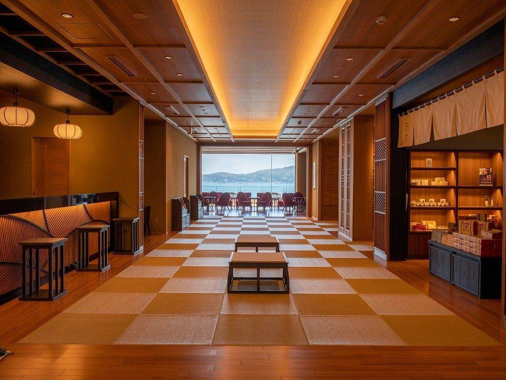 能登 海舟鋪滿榻榻米、盡頭是七尾灣的走廊