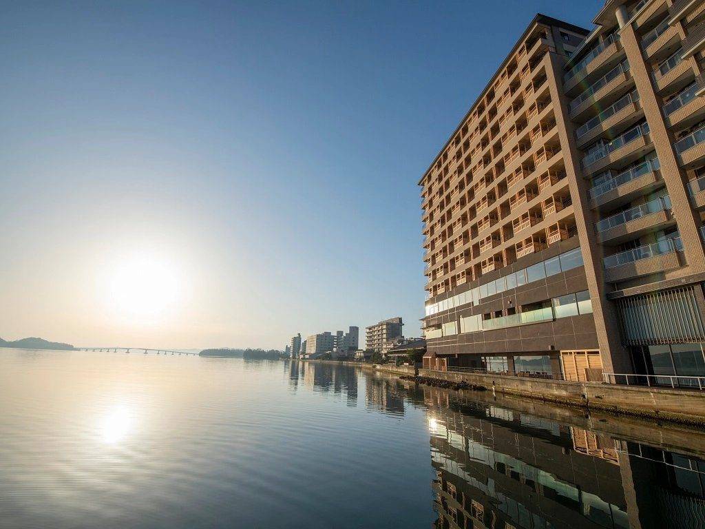 能登 海舟清晨面向七尾灣的旅館外觀