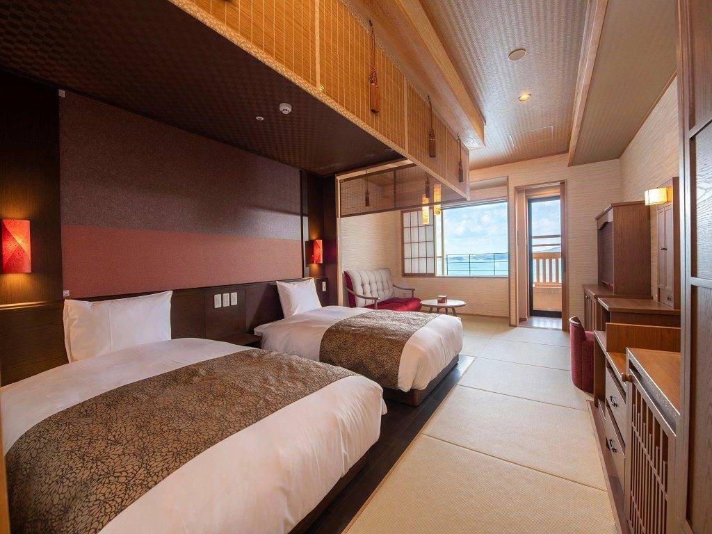 能登 海舟和洋雙床房的和式床與窗外七尾灣