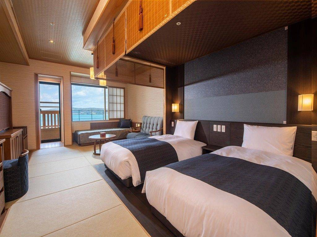 能登 海舟和洋豪華雙床房的兩張和式床與沙發區