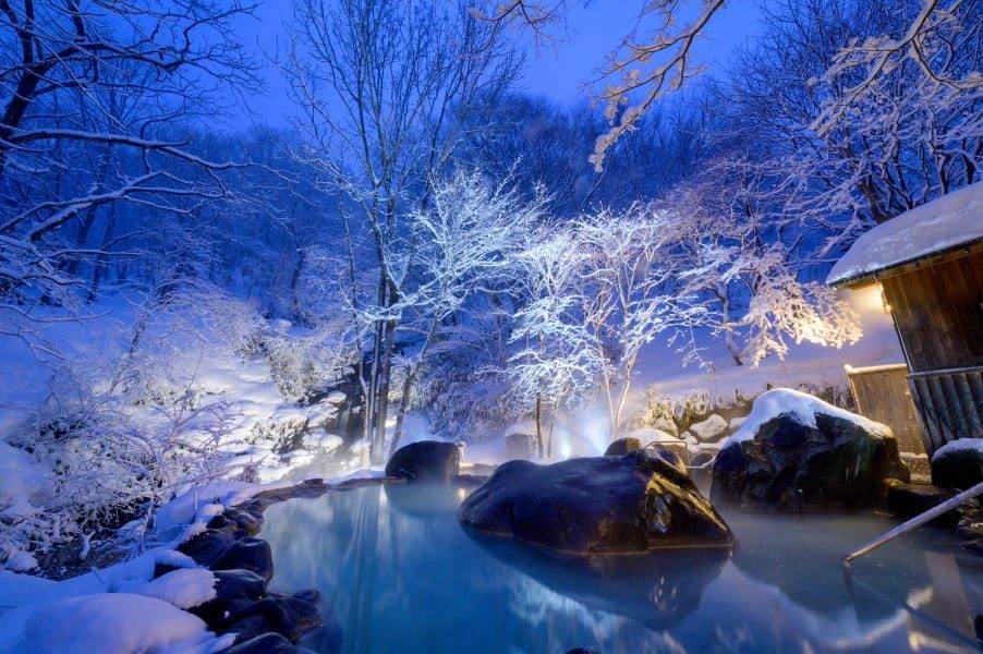 星野集團 奧入瀨溪流飯店雪景中的露天浴池