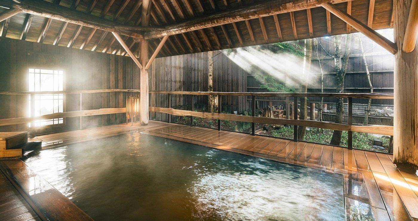 奧飛驒溫泉鄉 平湯館東屋屋頂的半露天檜風呂