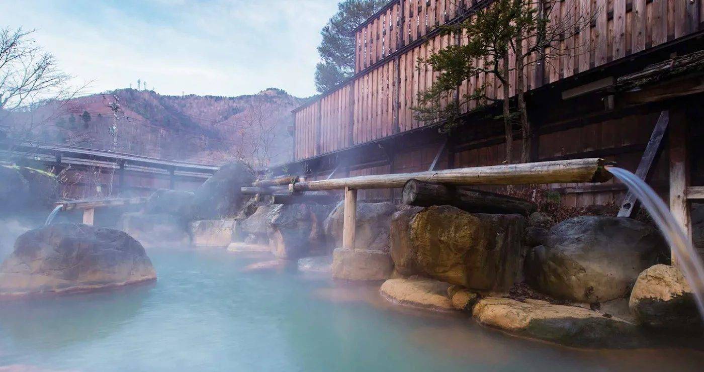 奧飛驒溫泉鄉 平湯館竹筧注湯、冒著熱氣的岩風呂