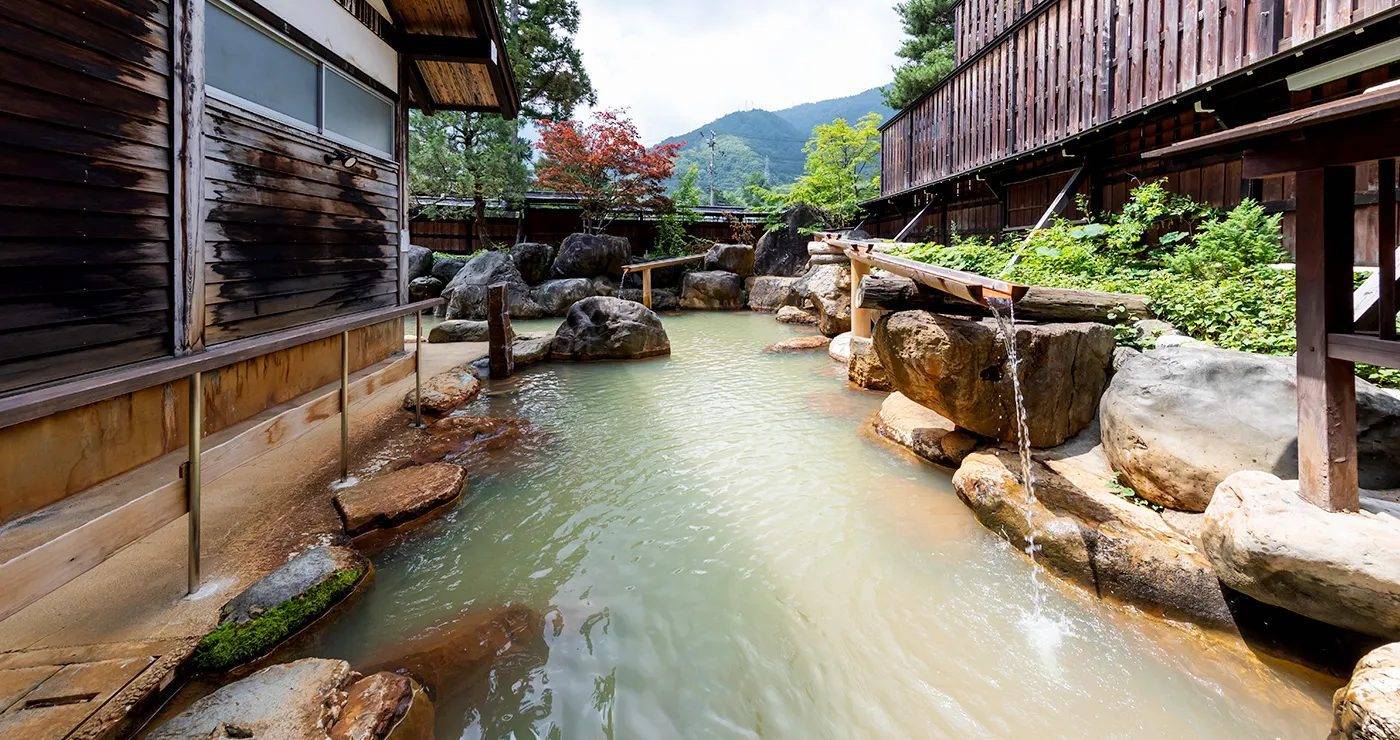 奧飛驒溫泉鄉 平湯館面向山景的大露天岩風呂
