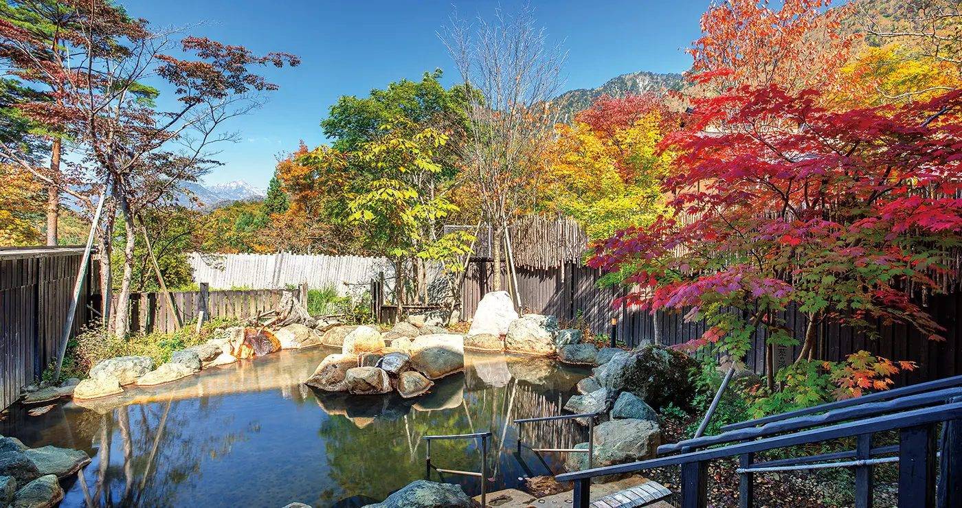 奧飛驒溫泉鄉 平湯 匠之宿 深山櫻庵 紅葉季節的露天風呂