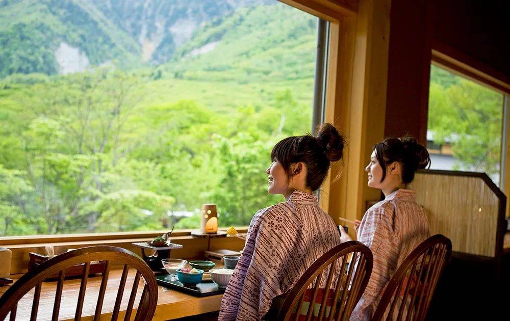 奧飛驒溫泉鄉 平湯 匠之宿 深山櫻庵 面向山景的座位