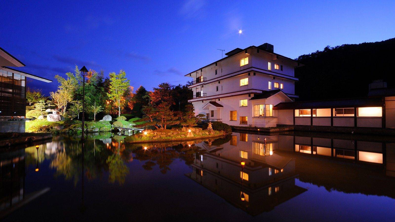 小野川溫泉 河鹿莊 夜晚池畔燈火中的旅館全景
