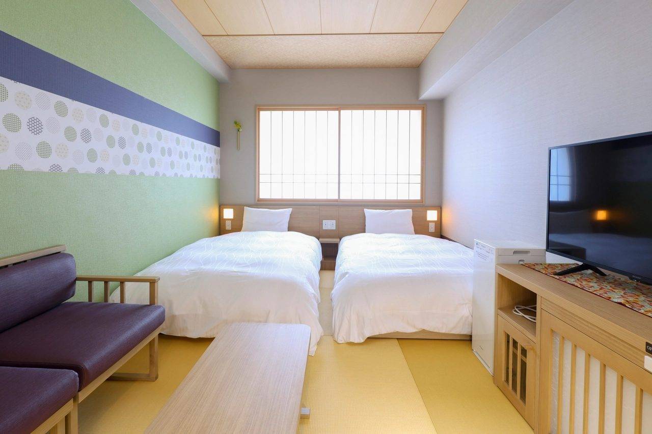御宿 野乃 熊本 雙床房的兩張床與沙發