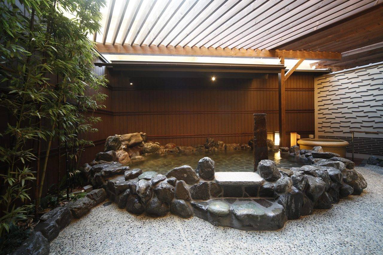 御宿 野乃 奈良露天風呂的樹影與紙燈籠