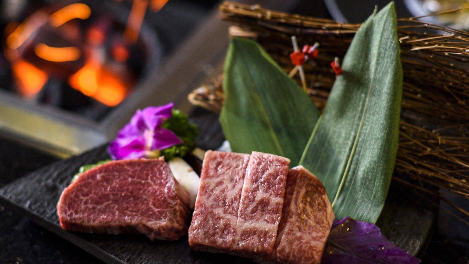 沖繩東方度假酒店炭火旁的厚切牛肉