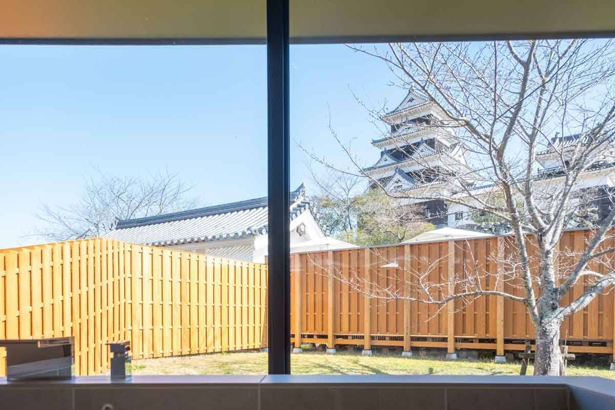 大洲城 Castle Stay 專用浴室窗外的大洲城天守