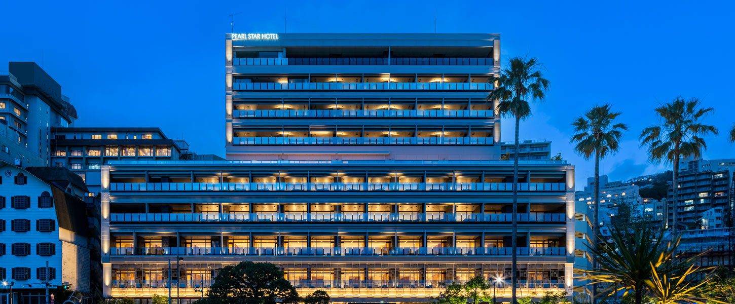 熱海珍珠之星酒店夜間的飯店建築外觀