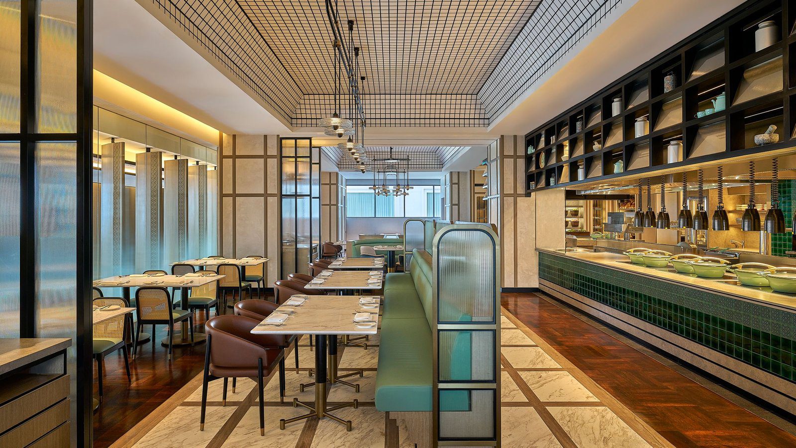Sago 餐廳的長桌座位與自助餐檯