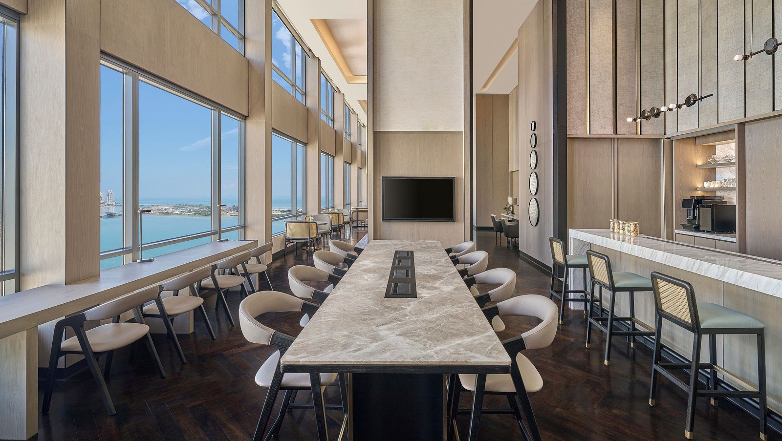 M Club 行政酒廊的長桌與窗外海景