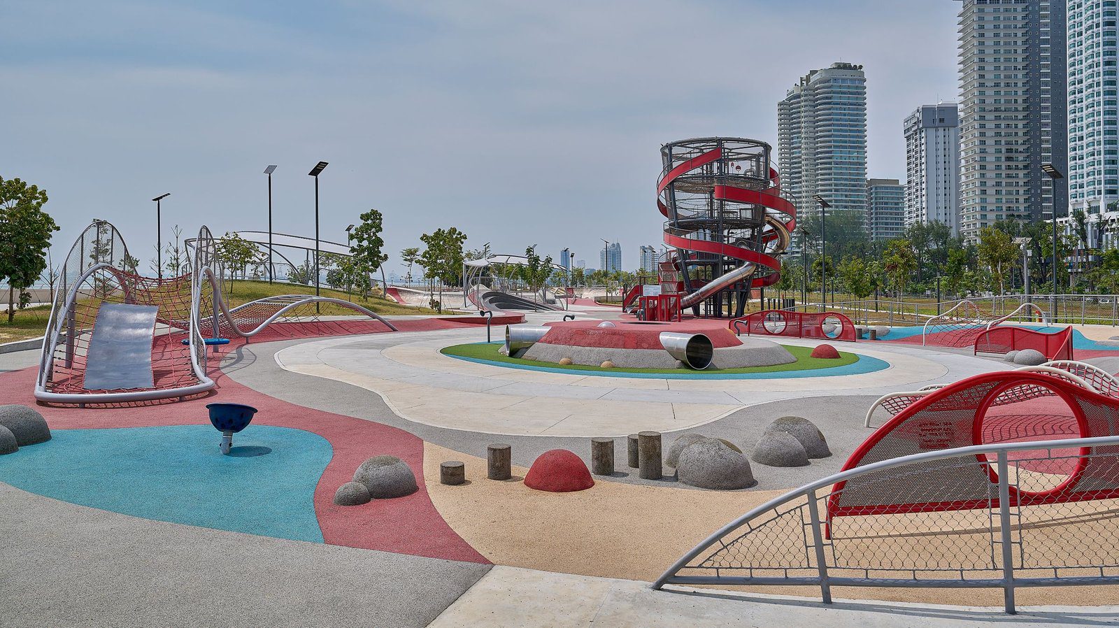 格尼灣海濱公園的遊戲區與周邊高樓