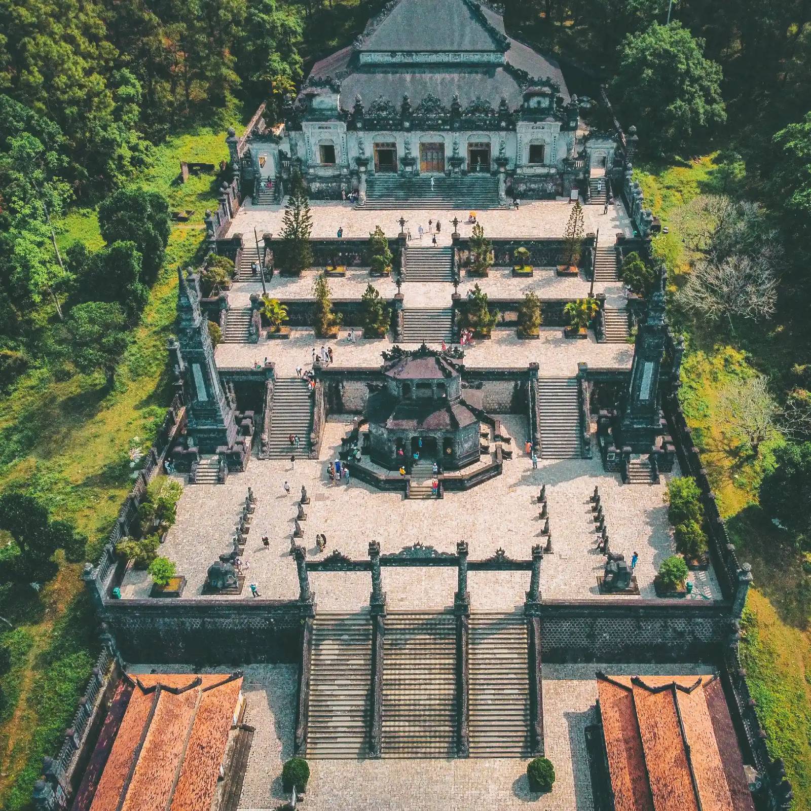 空拍林間層層石階與建築的皇陵