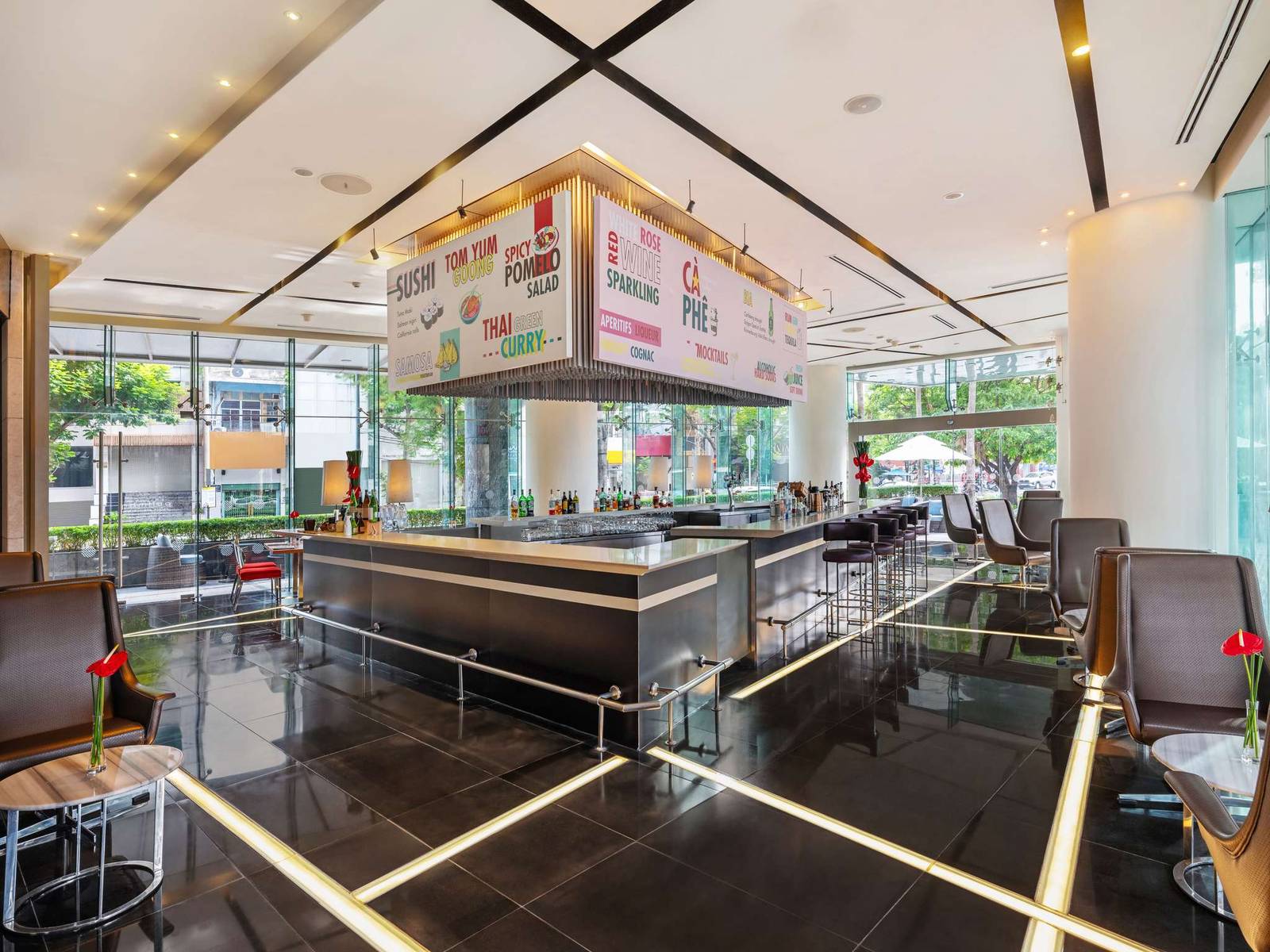黑色地板、長吧檯與落地窗的 Urbane Lounge