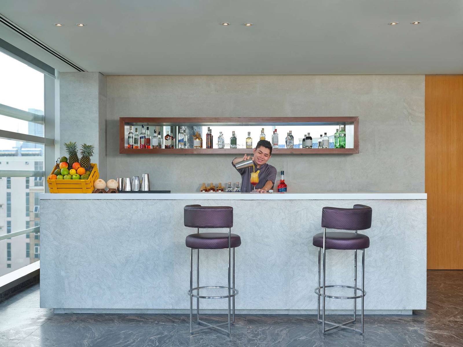 白色吧檯、高腳椅與調酒師的 Pool Bar