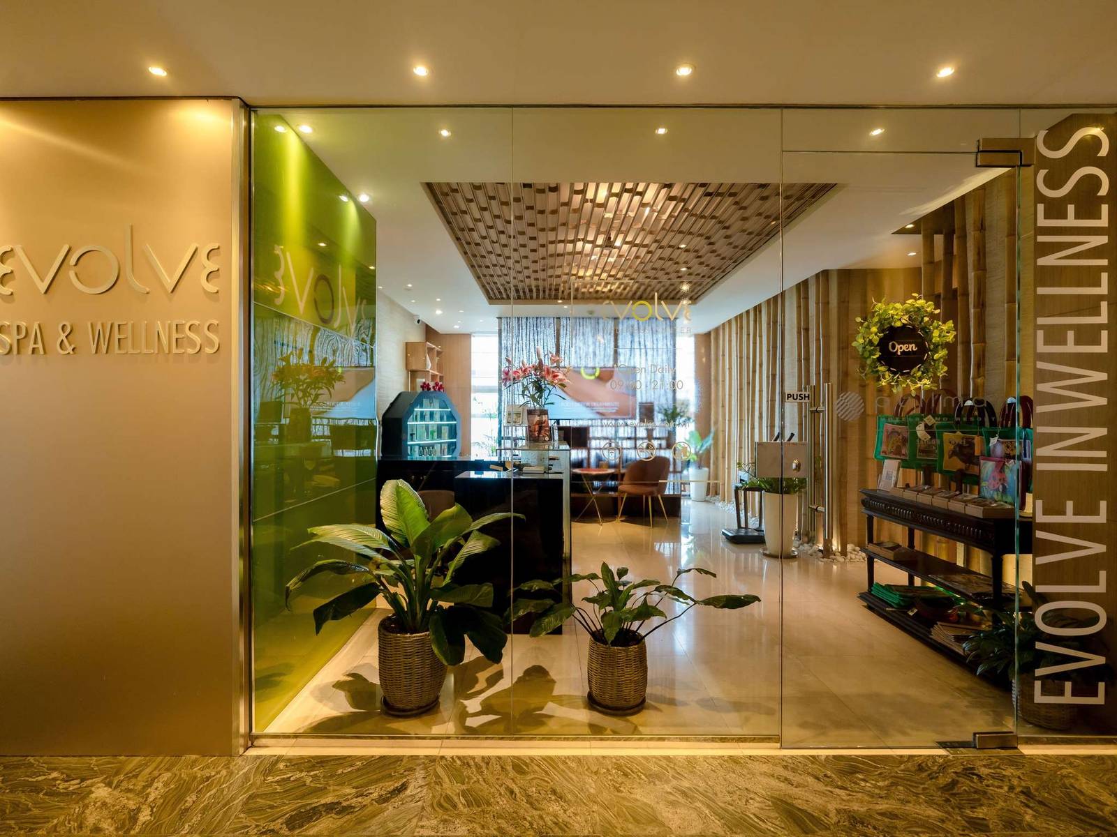Evolve Spa & Wellness 的玻璃門入口
