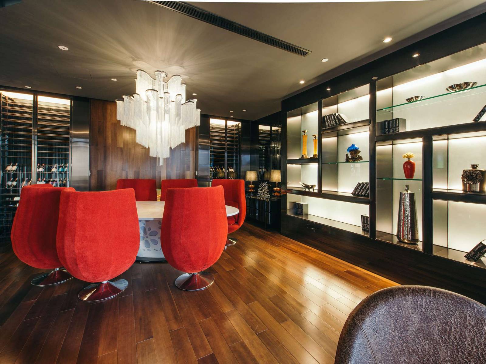 紅色單椅與水晶吊燈的 Corniche Ultra Lounge