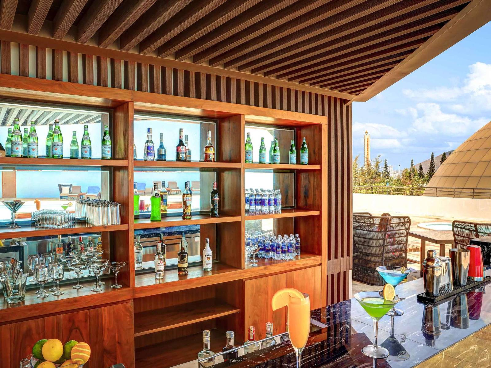 木格棚下擺滿酒瓶的 Pool Bar 吧檯