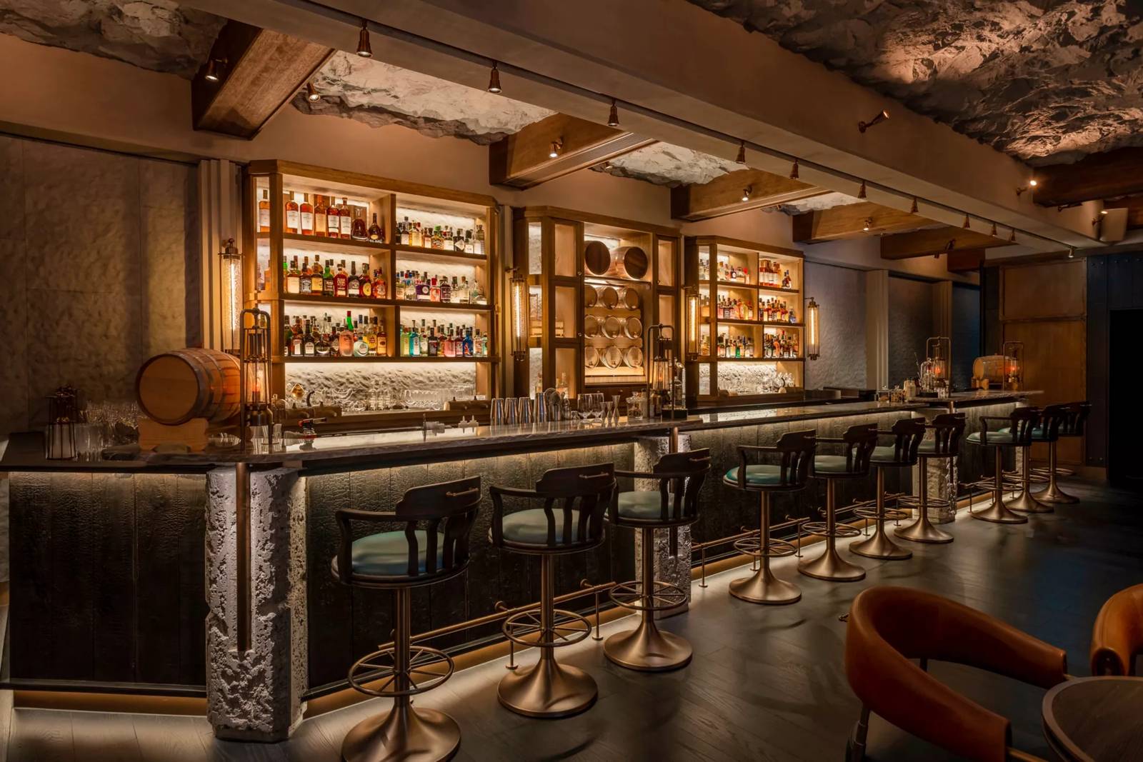 澳門銀河萊佛士酒店 Long Bar 的吧檯與酒櫃
