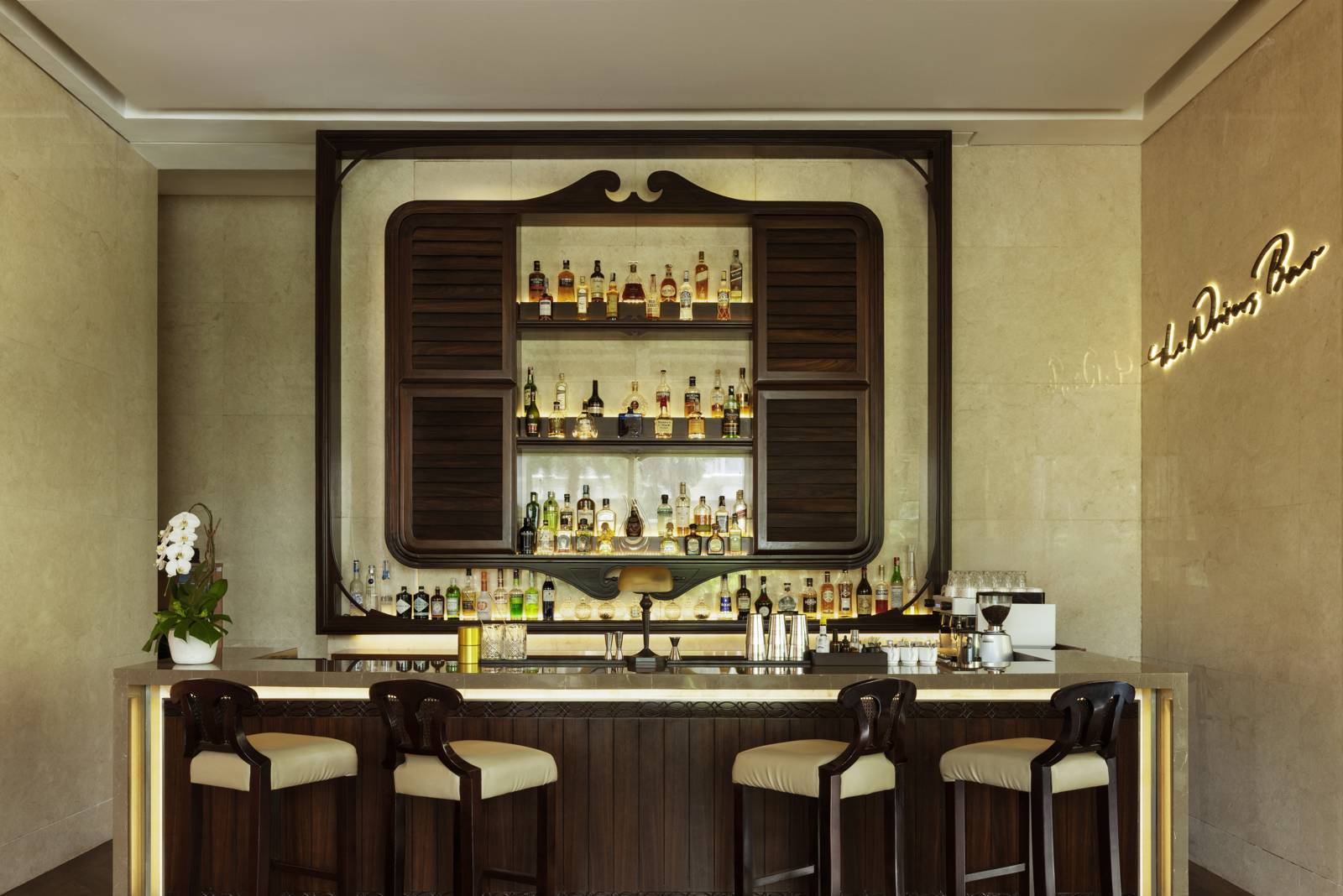 雅加達萊佛士酒店 The Writers Bar 的吧台與酒櫃