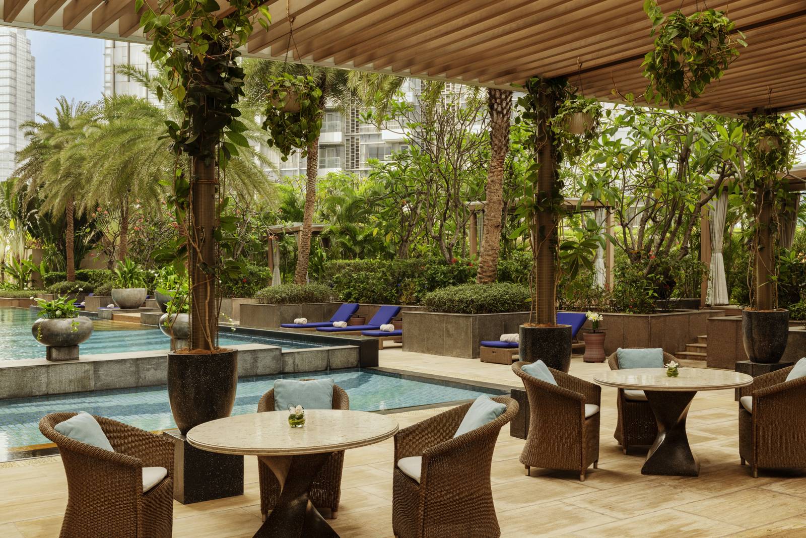 雅加達萊佛士酒店 Navina Pool Bar 的池畔座位