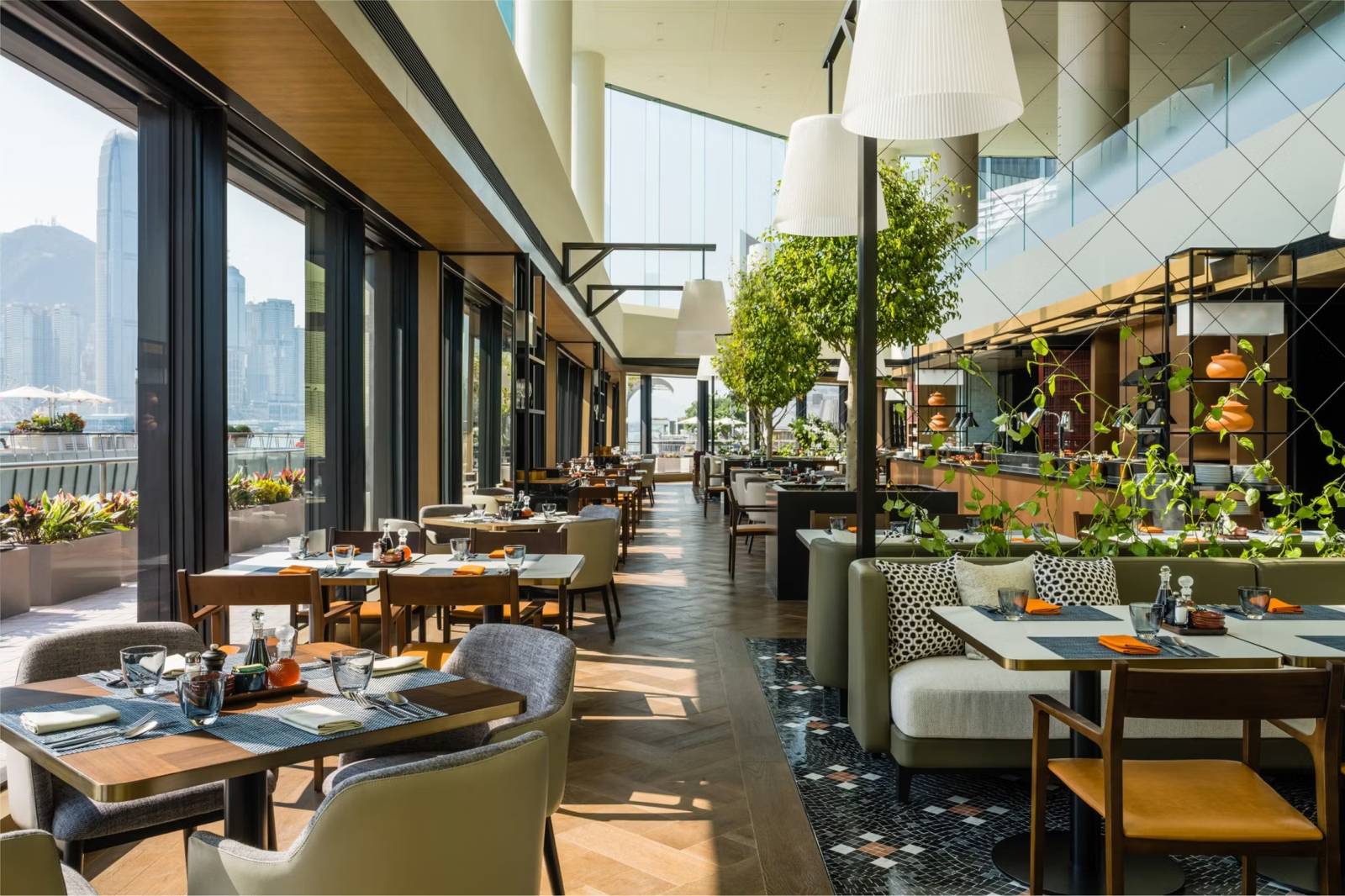 香港麗晶酒店 Harbourside 靠窗的用餐區