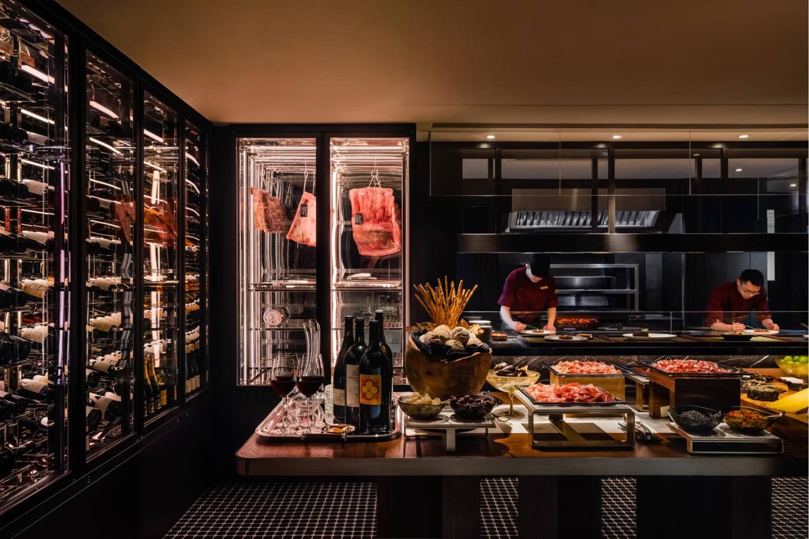 香港麗晶酒店 The Steak House 的熟成肉櫃與開放廚房