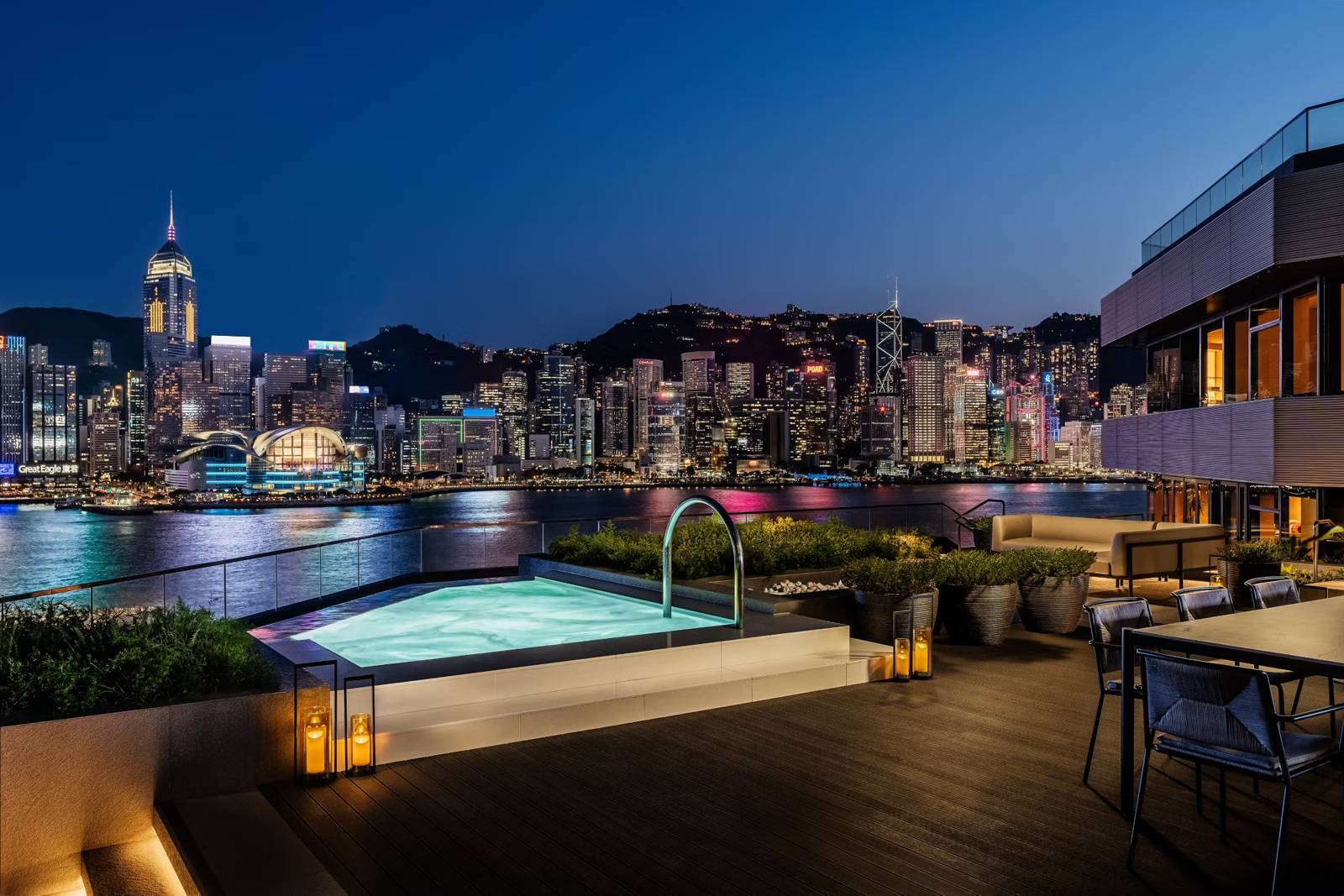 香港麗晶酒店套房屋頂露台的按摩池與維港夜景