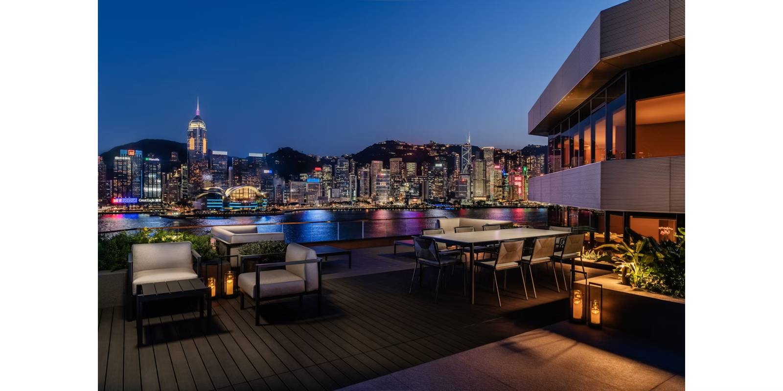 從香港麗晶酒店套房露台望向維港與港島
