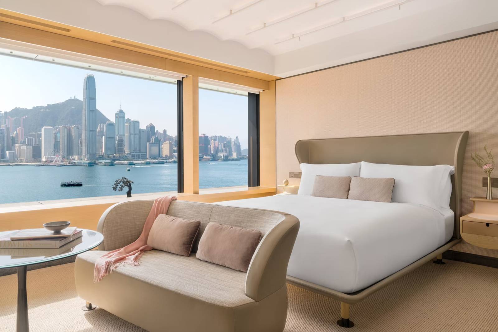 香港麗晶酒店海景客房的大床、沙發與窗外港島天際線