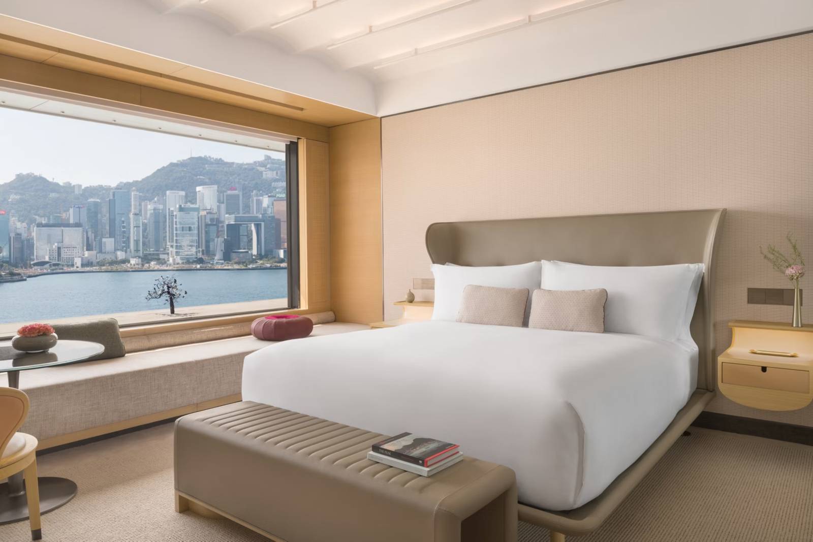 香港麗晶酒店海景客房的大床與床尾長凳