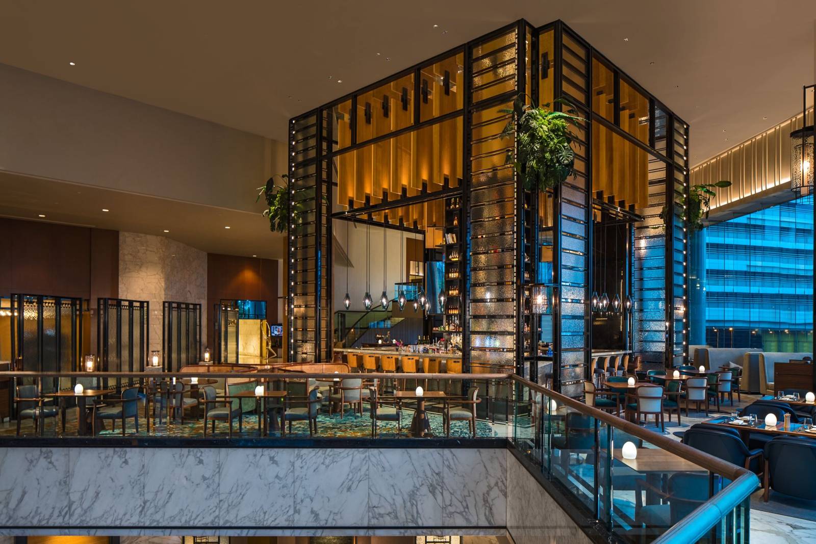 香港萬麗海景酒店 Mirage 挑高的中島吧台