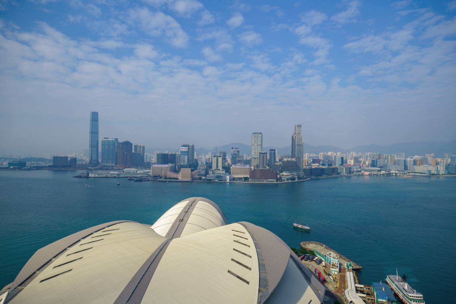 從香港萬麗海景酒店高處看出去的維多利亞港與九龍