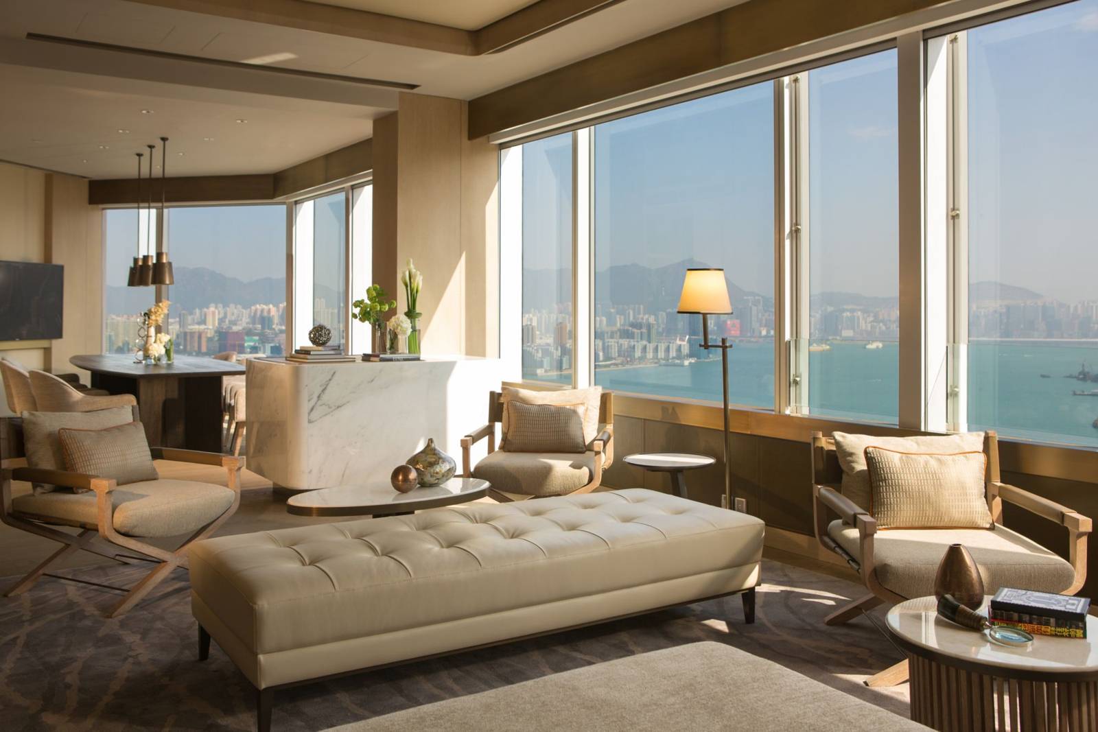 香港萬麗海景酒店套房客廳與海景窗