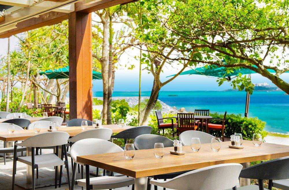沖繩萬麗度假酒店Sailfish Cafe 面海的露台座位