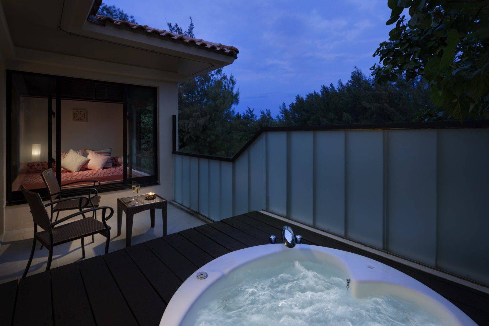 星野集團 RISONARE 小濱島 Premium Villa 露台的按摩浴池