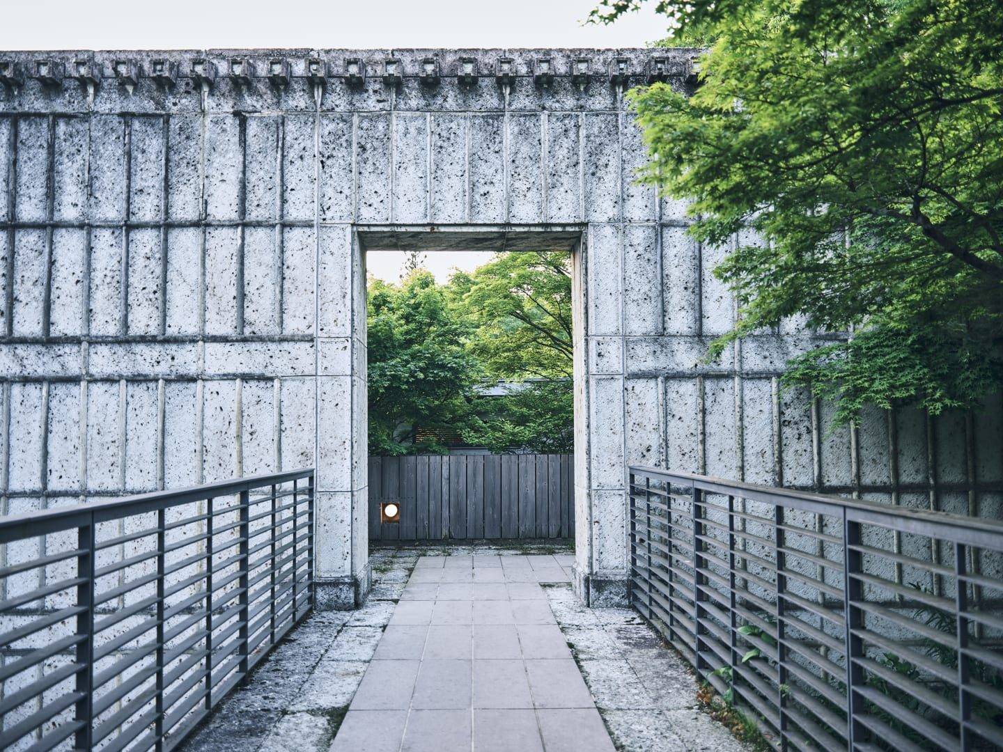 星野集團 RISONARE 那須 石牆門框與通往館內的石板步道
