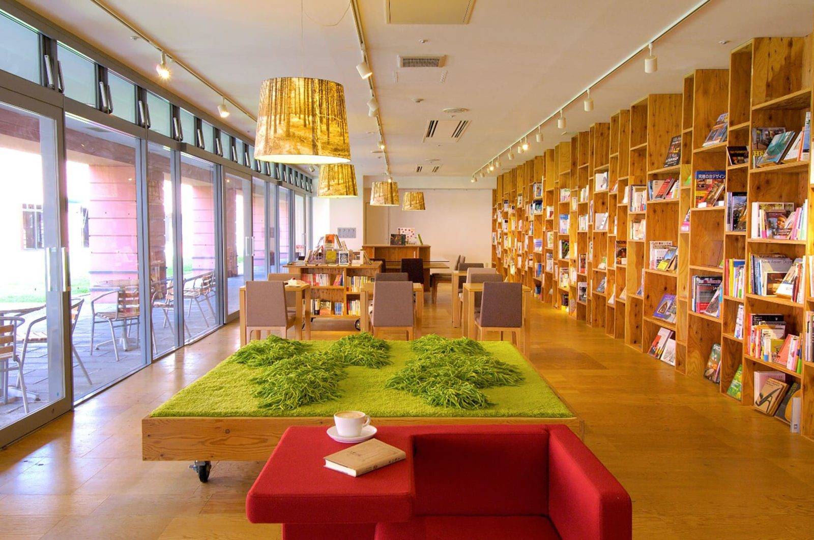 星野集團 RISONARE 八岳 Books & Cafe 的長排書牆與紅色沙發